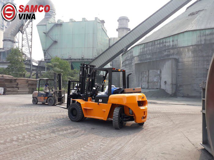 So sánh xe nâng dầu 2 tấn và điện 2 tấn