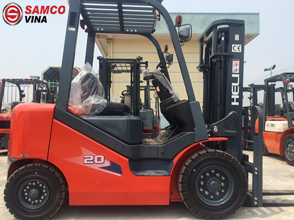 Xe nâng 2 tấn