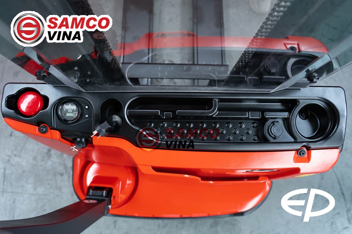 Tổng quan bảng táp lô điều khiển từ góc nhìn trên xuống của xe nâng điện stacker mini EP ESA121-M