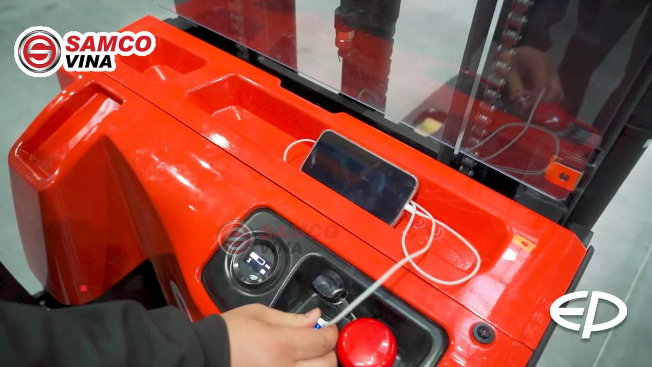 Bảng điều khiển và khay chứa đồ trên xe nâng tay điện cao MAX EP WSA161i