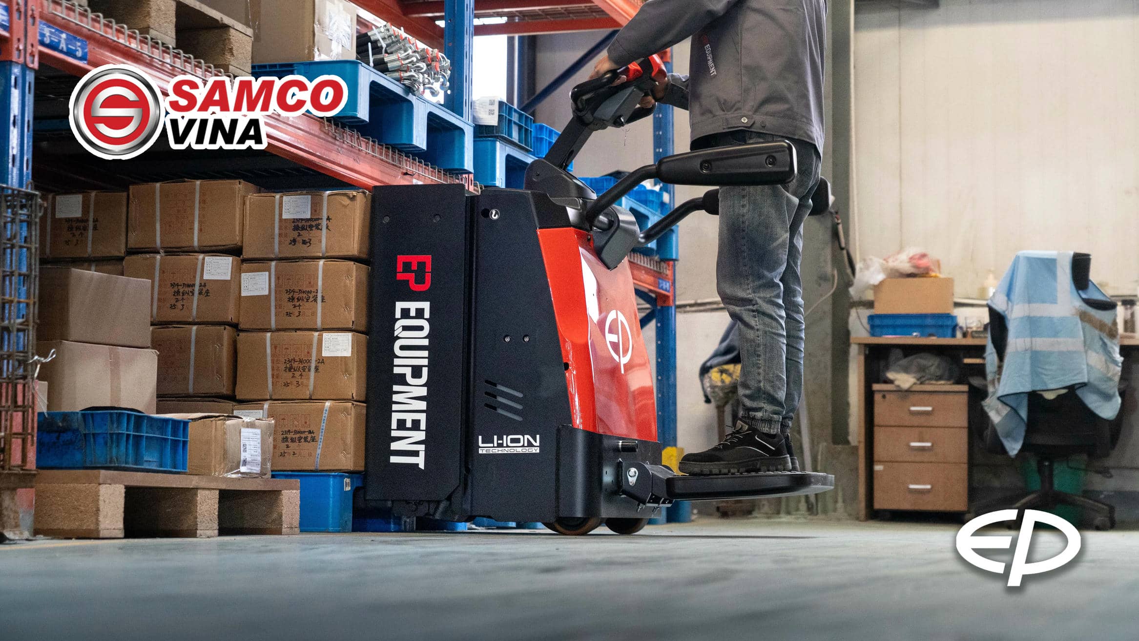 Cận cảnh bệ đứng lái gập mở và tay bảo vệ hông xe nâng tay điện EP RPL201H
