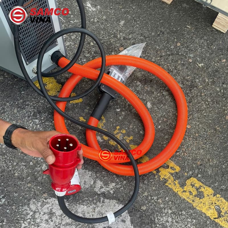 Cận cảnh phích cắm nguồn giắc sạc công nghiệp của xe nâng điện EP EFX5