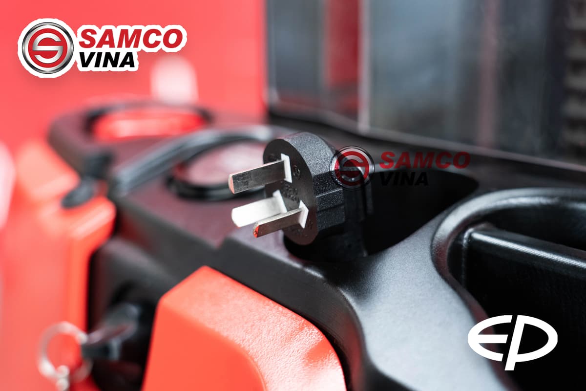 Giắc cắm sạc pin Lithium tích hợp trực tiếp gọn gàng trên xe nâng điện stacker mini EP ESA121-M