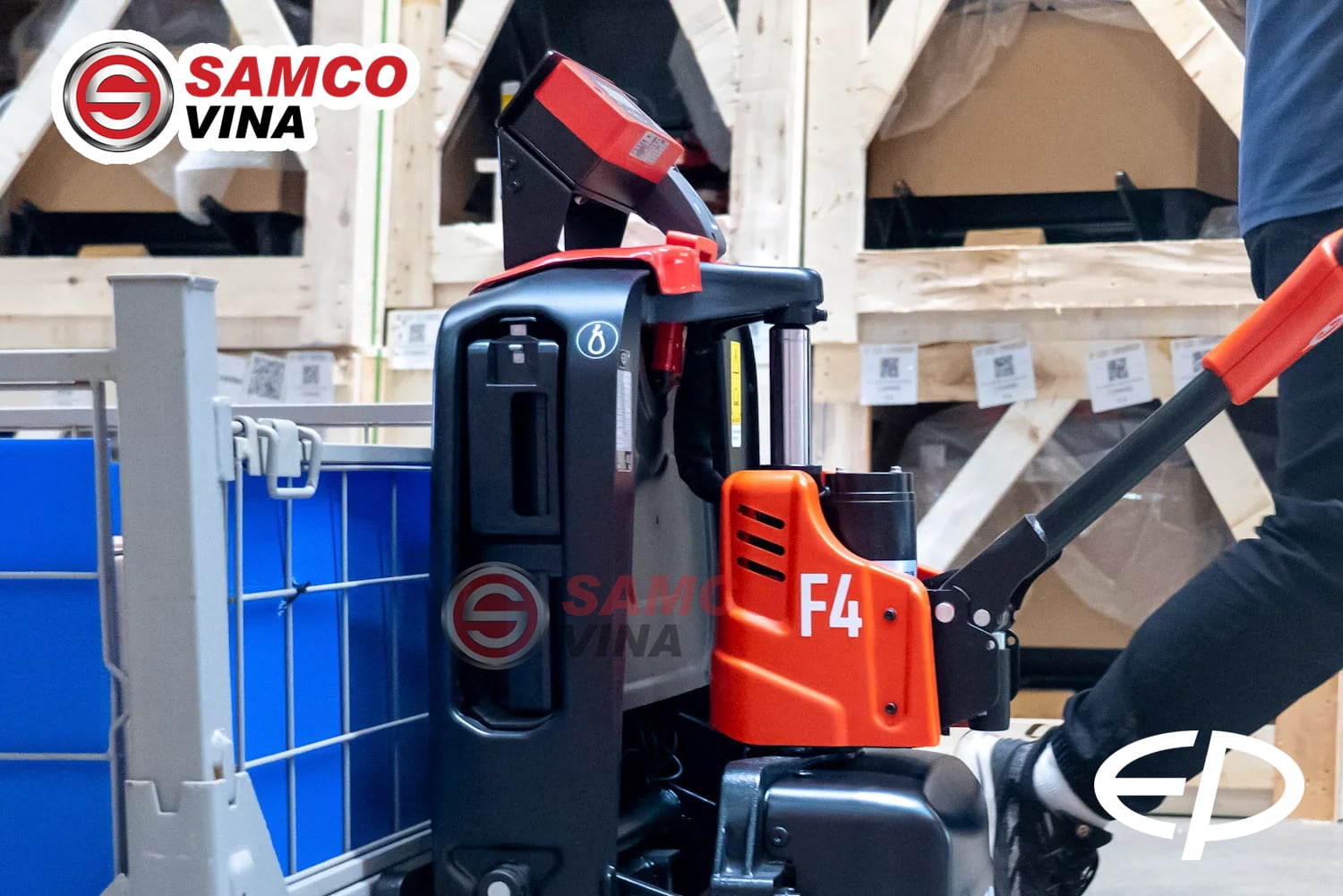 Cận cảnh hộc chứa pin Lithium tháo rời của xe nâng tay điện EP F4