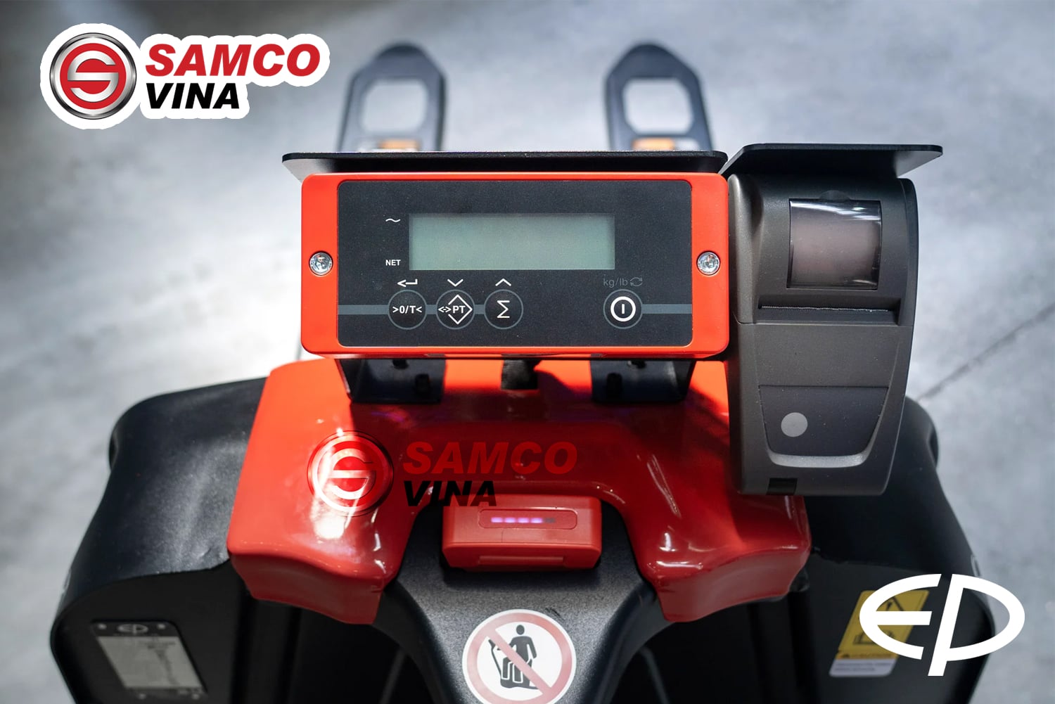 Cụm màn hình cân điện tử và máy in nhiệt mini trên xe nâng EP F4