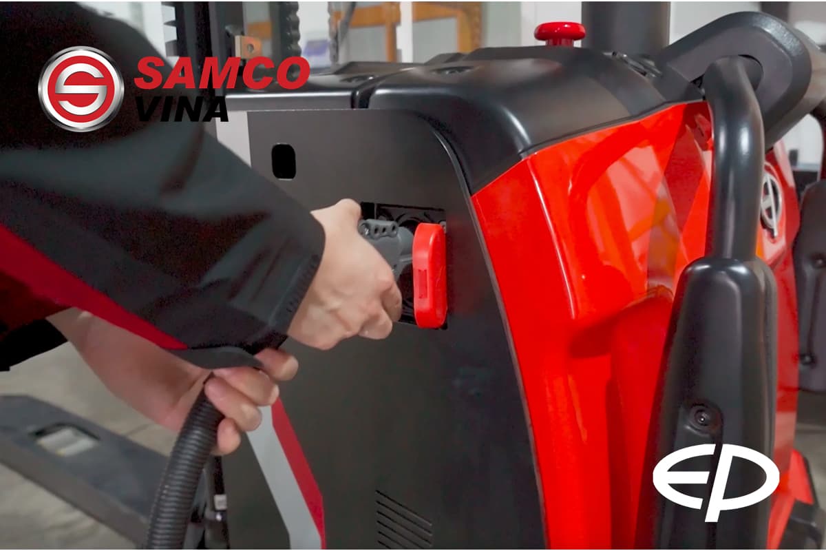 Thao tác cắm sạc nhanh trực tiếp cho khối pin Lithium ion thông minh trên thân xe nâng điện EP RSL16i PRO