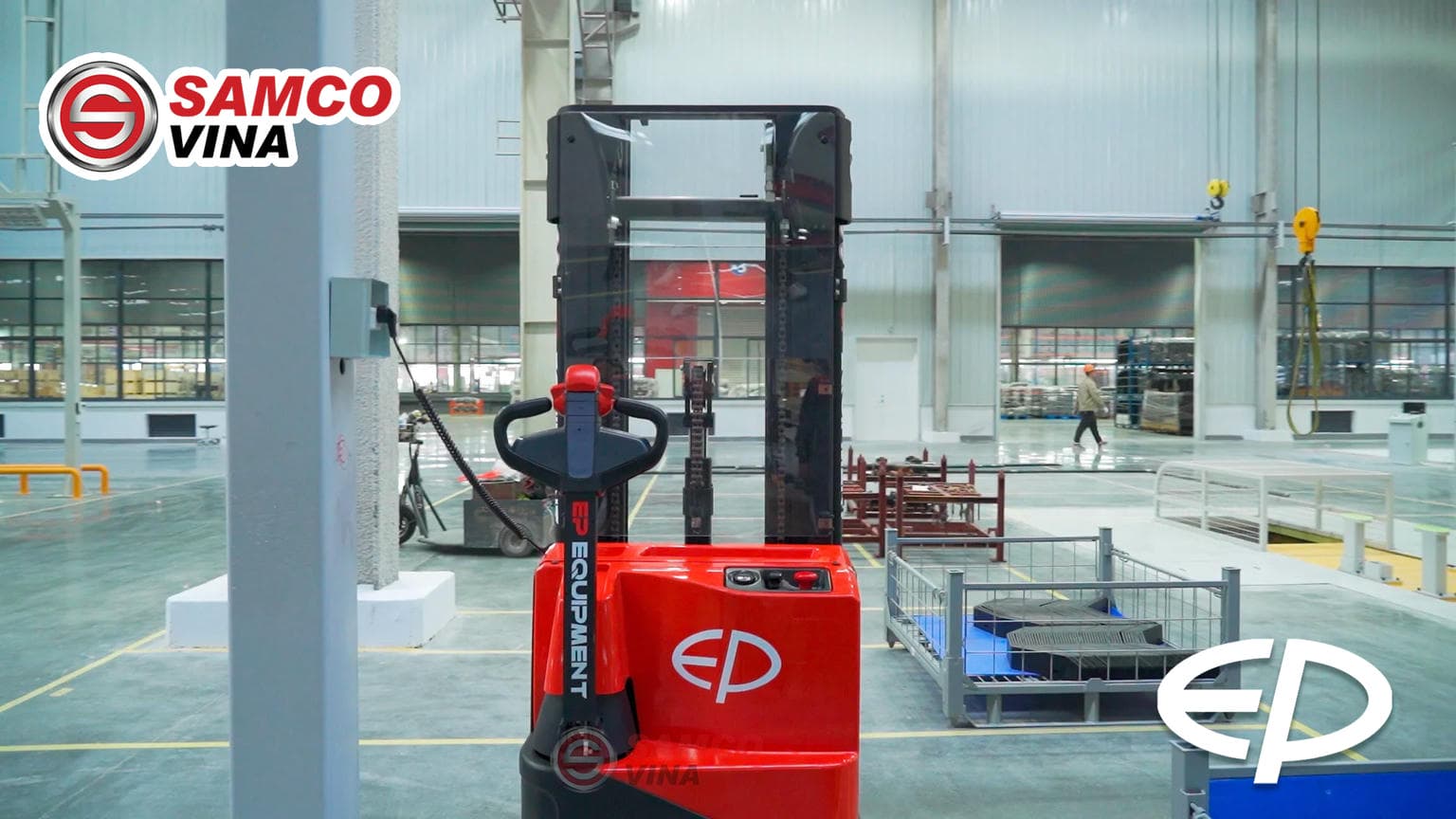 Sạc điện trực tiếp qua bộ sạc tích hợp trên xe nâng tay điện cao MAX EP WSA161i