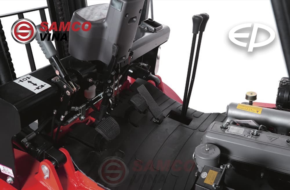 Sàn để chân rộng rãi trang bị bàn đạp và cần thao tác xe nâng dầu EP 2 tấn 2.5 tấn MAX-3