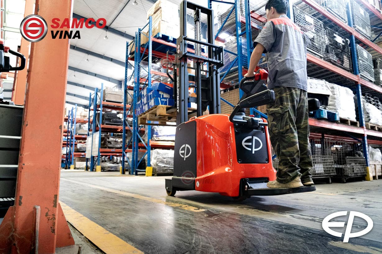 Tài xế đứng lái vận hành xe nâng tay điện đối trọng EP RSC trong kho