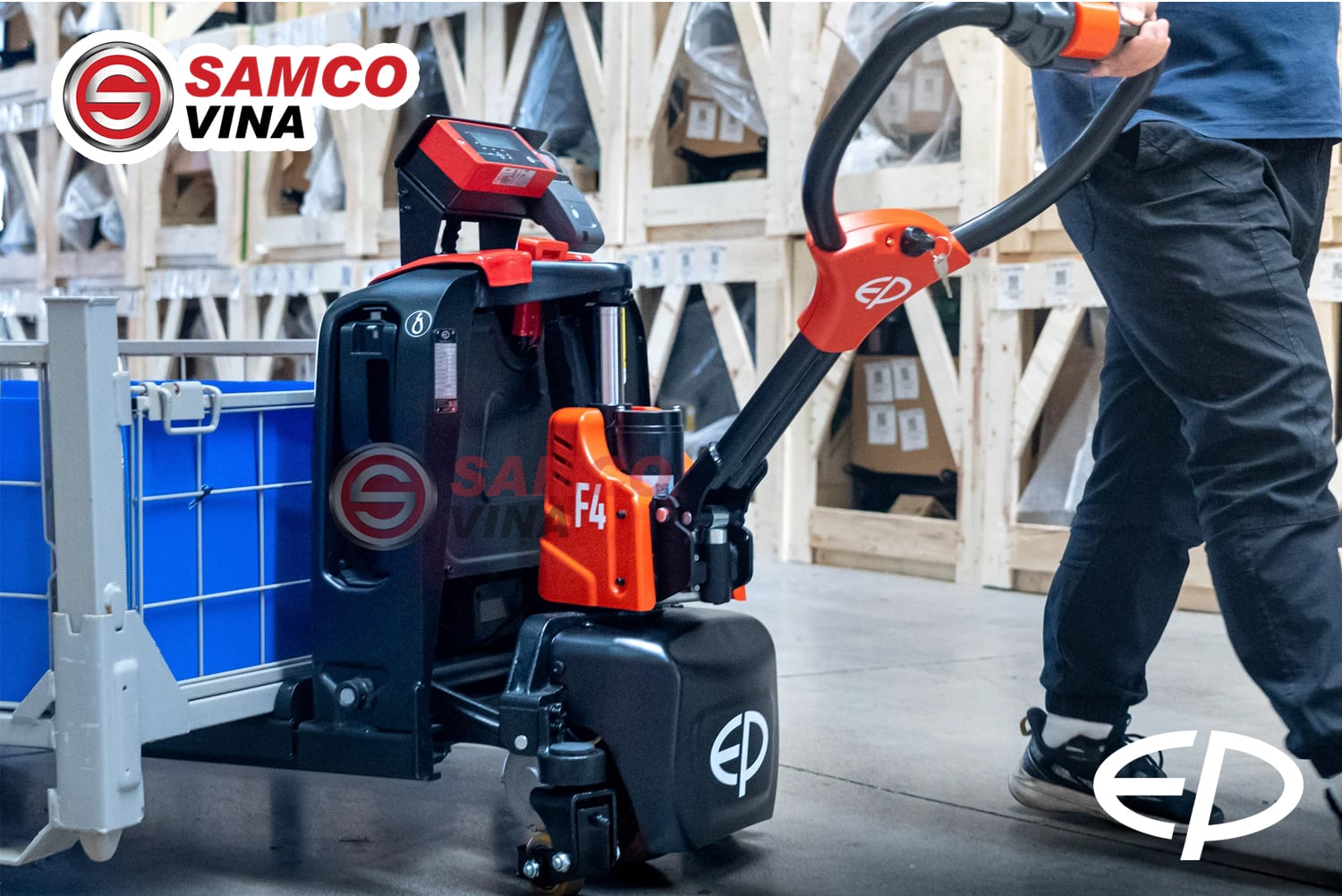 Tài xế vận hành xe nâng tay điện EP F4 gắn cân kéo lồng hàng