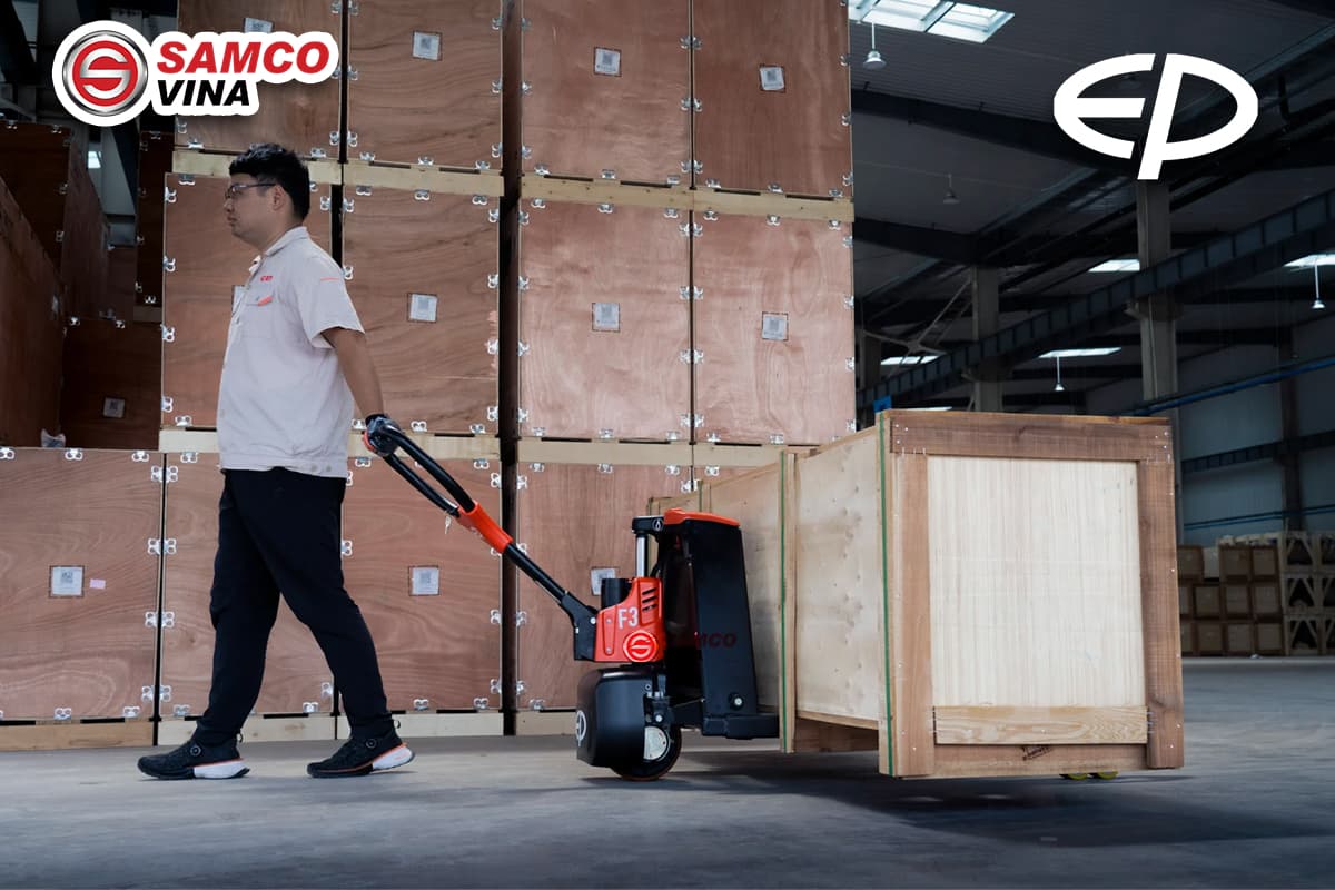 Vận hành xe nâng tay điện MINI EP F3 kéo hàng nặng trong nhà kho
