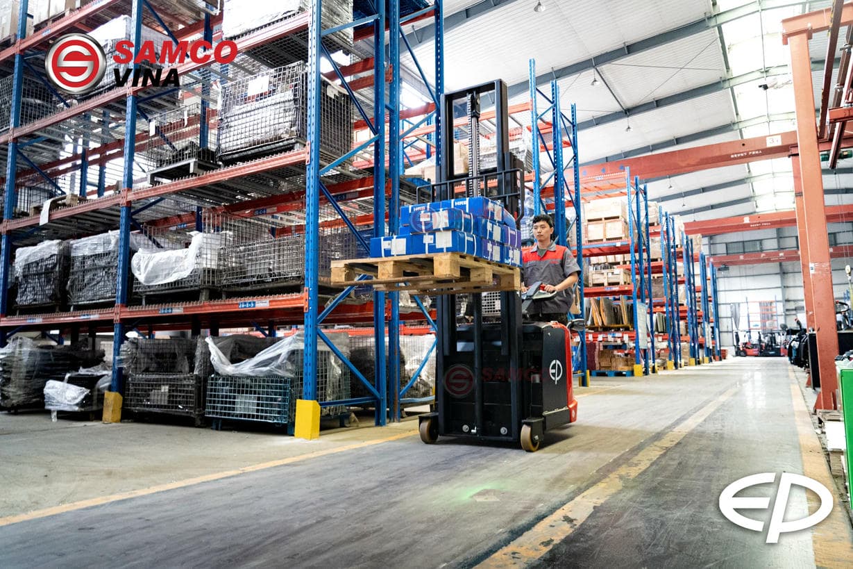 Xe nâng tay điện đối trọng EP RSC nâng pallet hàng hóa lên kệ chứa hàng