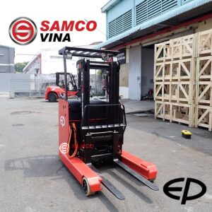 Tổng quan góc chéo phía trước bên phải xe nâng điện đứng lái MAX EP CQD20LB 2.0 tấn.
