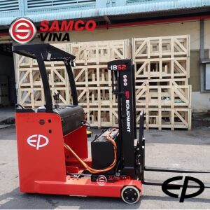 Chi tiết hệ thống khung gầm và khu vực chứa pin Lithium-ion của xe nâng đứng lái EP CQD20LB.