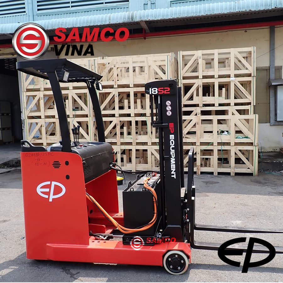 Chi tiết hệ thống khung gầm và khu vực chứa pin Lithium-ion của xe nâng đứng lái EP CQD20LB.