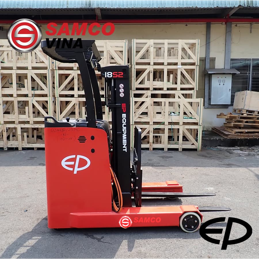 Góc nhìn ngang bên hông xe nâng điện đứng lái EP CQD20LB Pin Lithium.