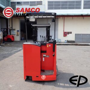 Thiết kế phía sau và khoang đứng lái của xe nâng điện đứng lái cao cấp EP CQD20LB.