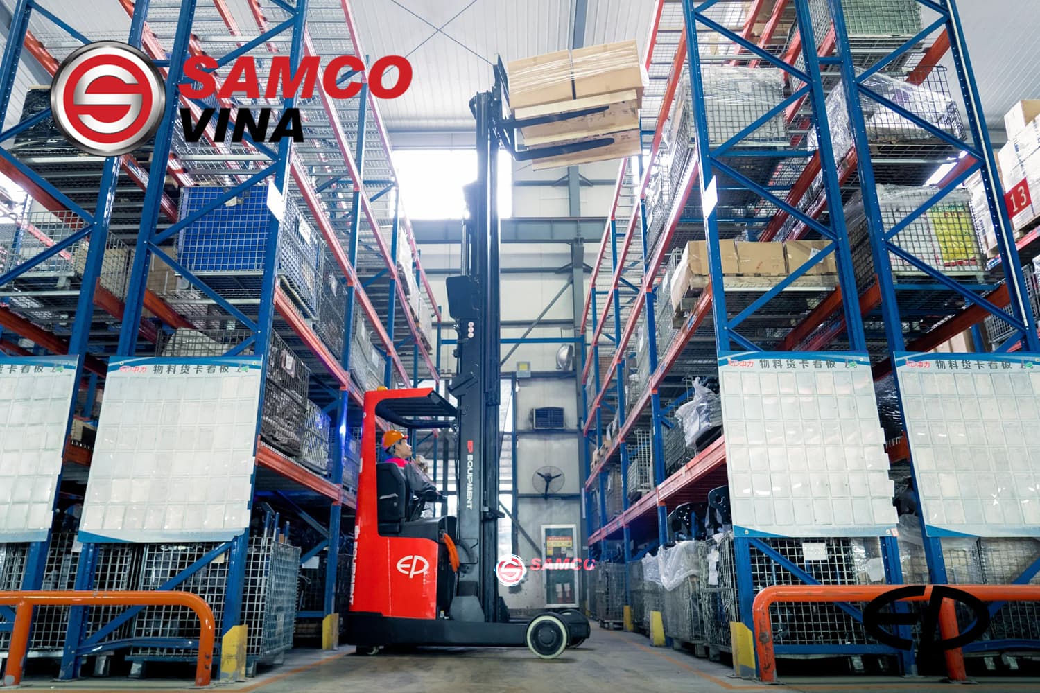 Khả năng xếp dỡ hàng hóa chính xác của dòng xe nâng Reach Truck EP CQD20LB Pin Lithium tại tổng kho.