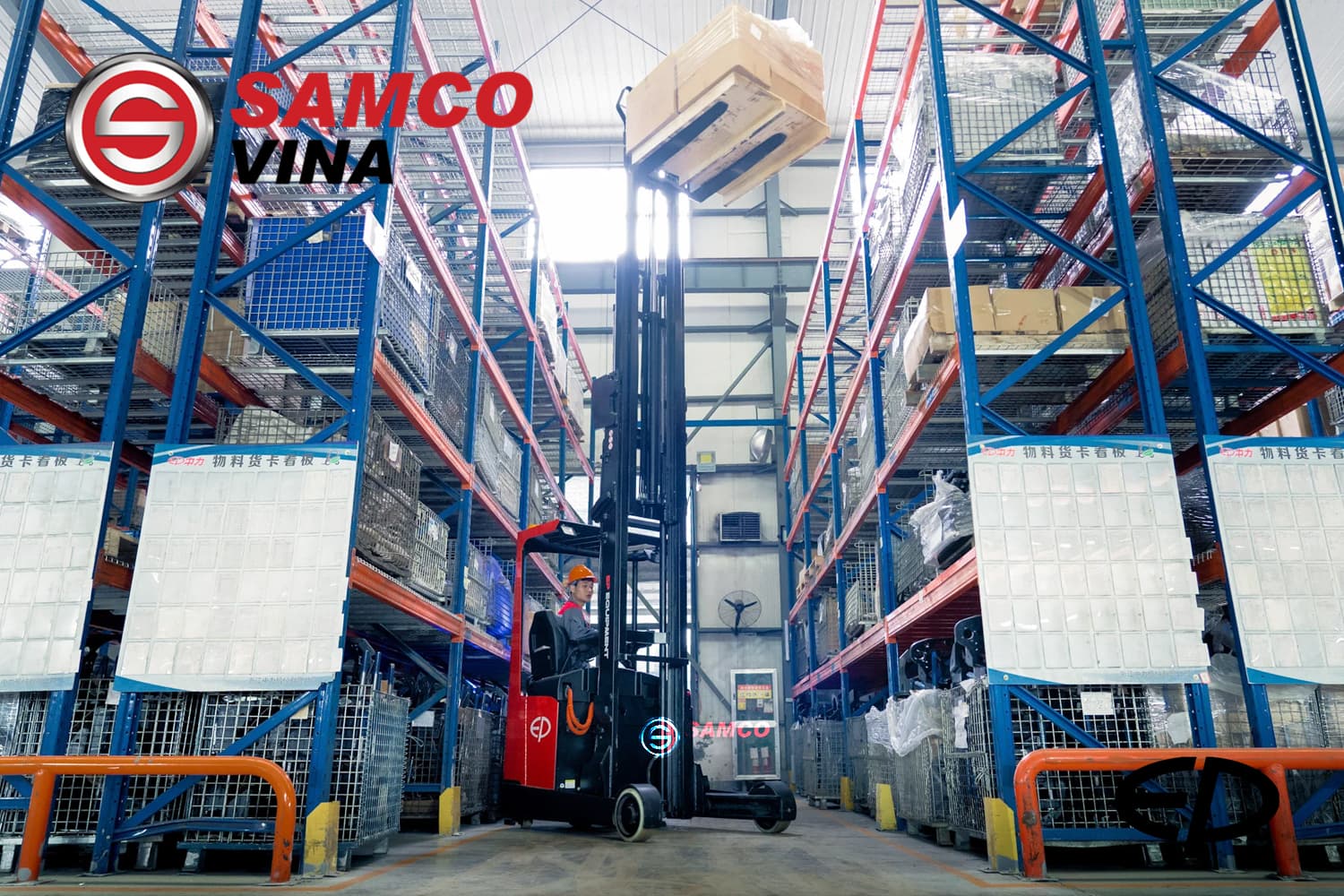 Xe nâng điện đứng lái EP CQD20LB thực tế đưa pallet hàng hóa tải trọng lớn lên hệ thống kệ kho cao tầng.
