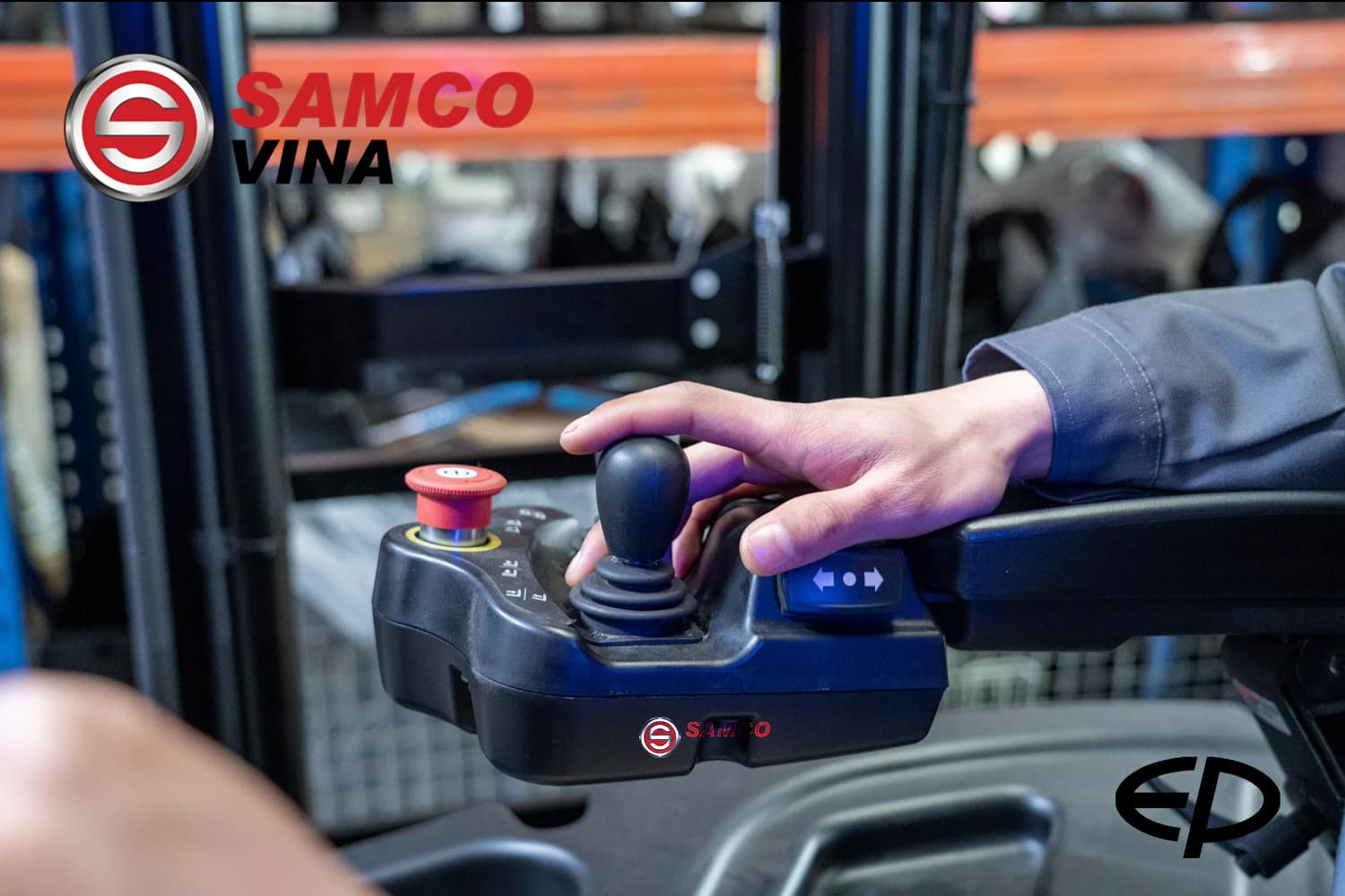 Cận cảnh tay điều khiển joystick công thái học thông minh trên xe nâng đứng lái Reach Truck EP CQD20LB.