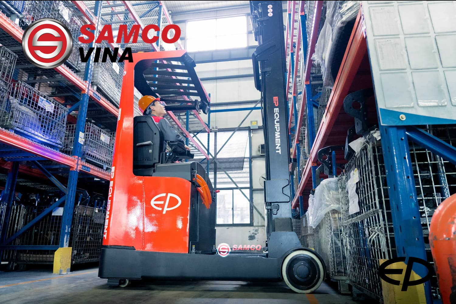 Tài xế vận hành xe nâng điện đứng lái cao cấp EP CQD20LB an toàn bên trong lối đi hẹp.