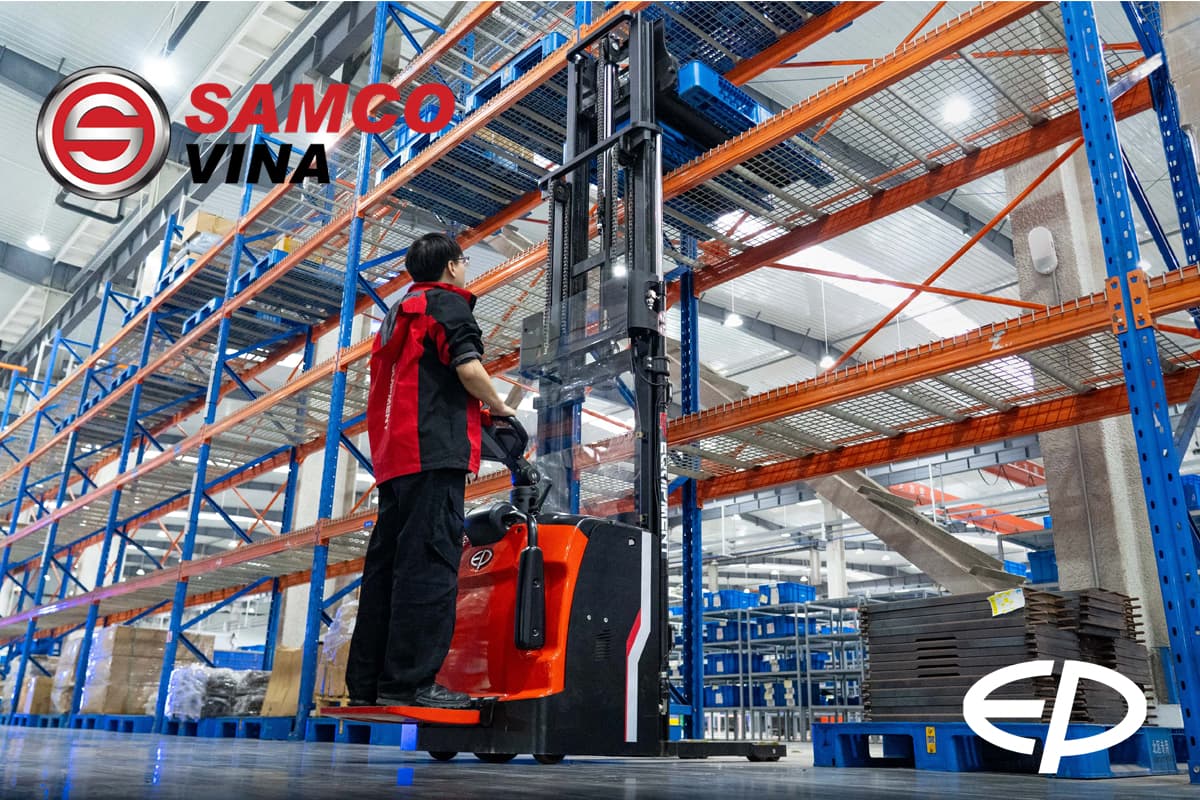 Xe nâng điện stacker EP RSL16i PRO vận hành đưa hàng lên hệ thống giá kệ cao