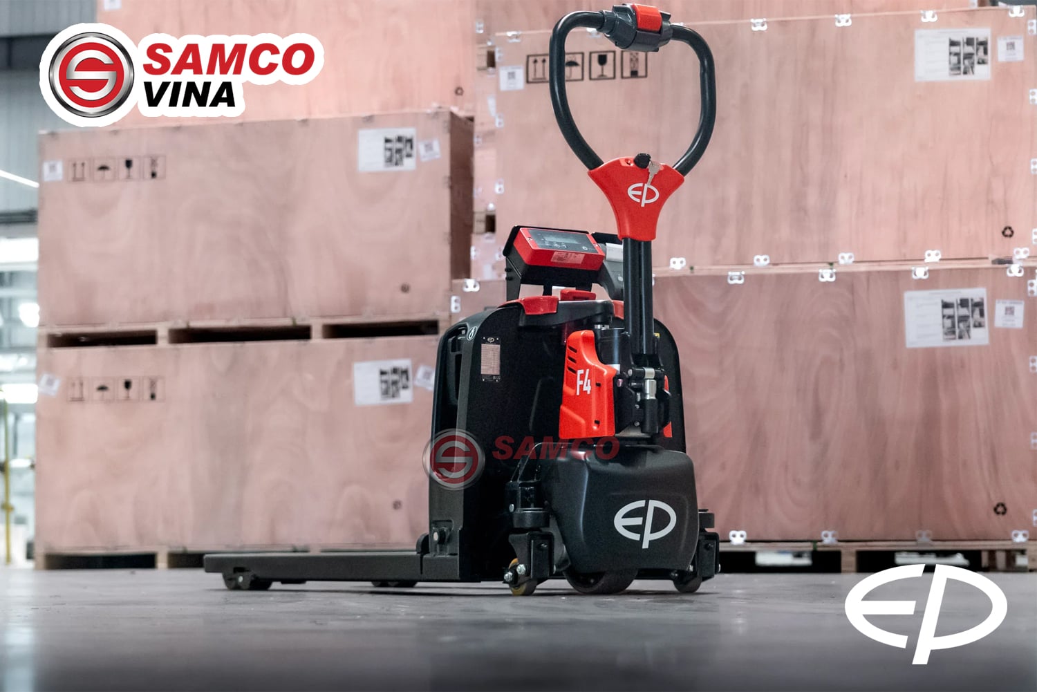 Xe nâng tay điện EP F4 gắn cân 1.5 tấn đỗ trước thùng kiện gỗ