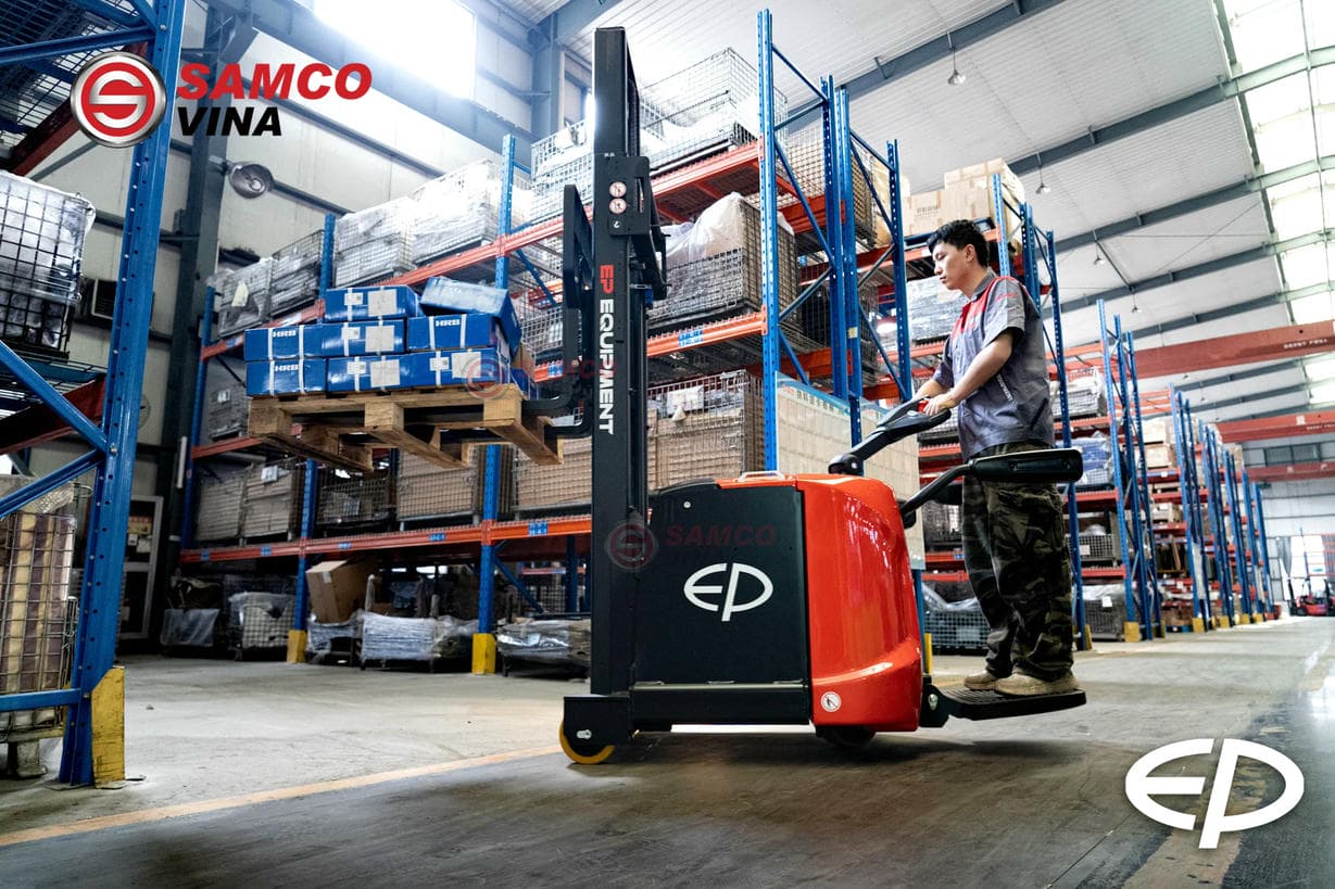 Xe nâng tay điện đối trọng EP RSC nâng pallet hàng hóa trong kho logistics
