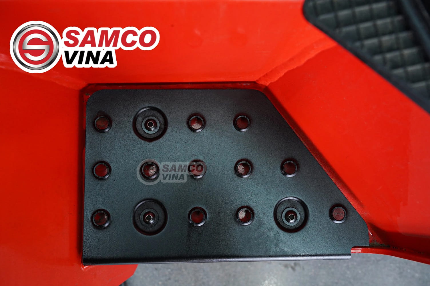Thiết kế bậc lên xuống an toàn và chống trượt trên dòng xe nâng điện EP EFX5